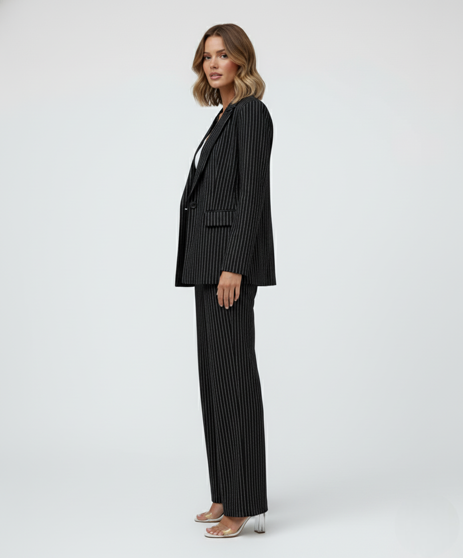 Elegant striped women's suit - chic and comfortableElegancki Damski Garnitur w Paski | Marynarka i Spodnie z Komfortowym Krojem